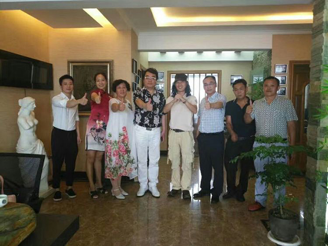 世界華商協會主席陳浩先生（博士）等一行，光臨雕塑家、雕塑協會秘書長東郭老師工作室